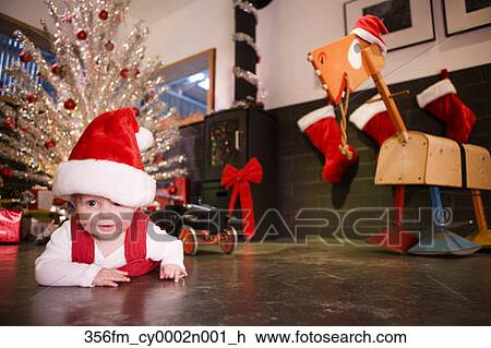 Stock foto zuigeling, meisje, vervelend, kerstmuts, kruipen, op ... Woonkamer decoratie winter