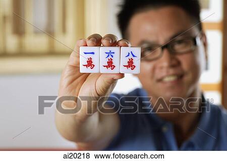 Uomo, presa a terra, mattonelle mahjong, con, caratteri cinesi, per, uno, sei, e, otto - ai20218
