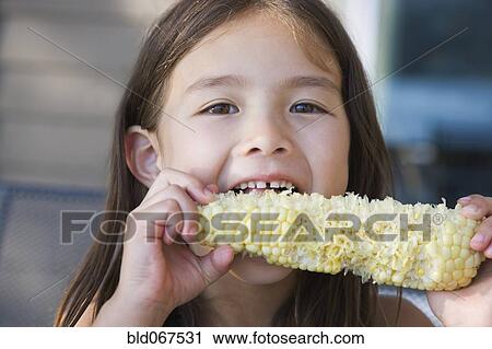 Arquivos de Fotografia - menina asiática, comer, salgue espiga milho - bld067531