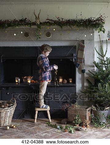 Bilder - junge, dekorieren, weihnachten, kaminofen 412-04388 ...