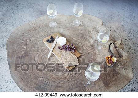 Stock fotograf frucht, käse, und, wein, auf, holz, holzstamm ... Holzstämme als tisch