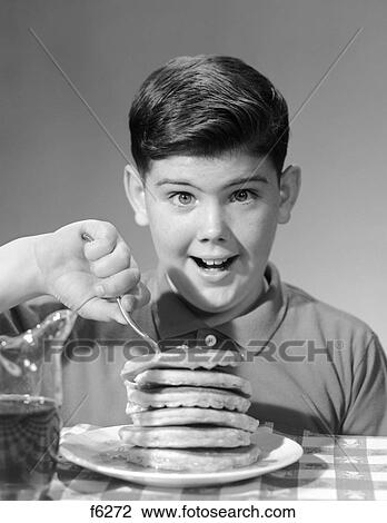 Stock Foto - 1960S, lächeln, porträt, junge sitting, Eagerly, hinter, dick, stapel pfannkuchen, stoßen, gabel, in, oberseite, von, stapel - f6272