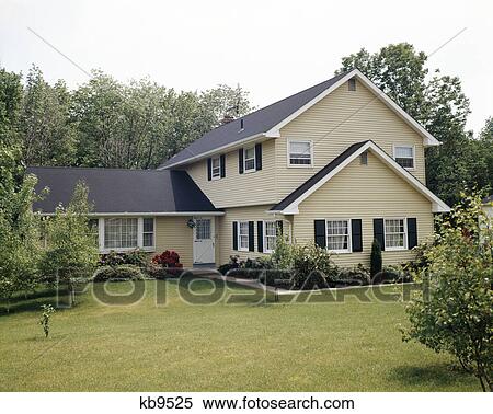 Stock Bild - 1970s, gelbes haus, mit, schwarz, fensterlaeden, und