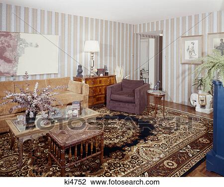 Stock foto 1970s, woonkamer, gestreept behang, orientaals ... Woonkamer behang gestreept