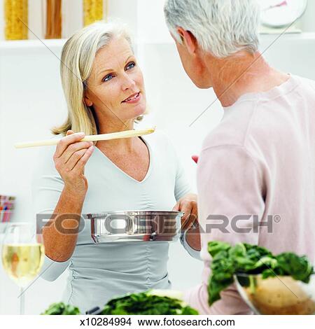 femme mature et jeune homme grisons femme mature et jeune homme grisons