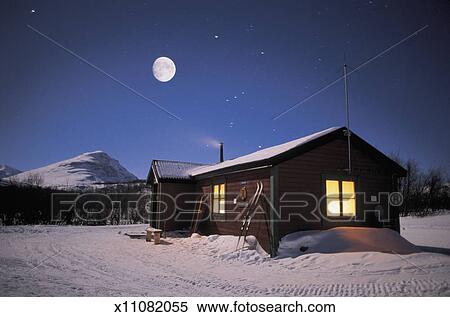 Colección de imágen nieve cubrió, cabaña, debajo, luna llena ...