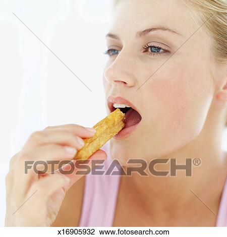 Gros plan, de, a, jeune femme, manger, a, pomme terre frite, cale - x16905932