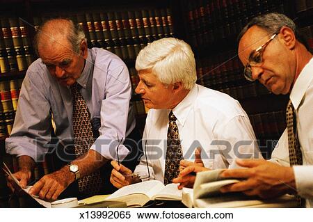 齐全的图像 - 三个人, 做研究, 在, 法律图书馆 x1