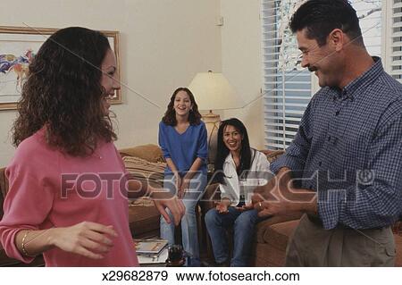 相片 - 拉丁美洲人, 父亲和女儿, 跳舞, 在, 客厅 