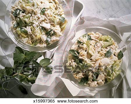 Салат с вареной курицей сфото