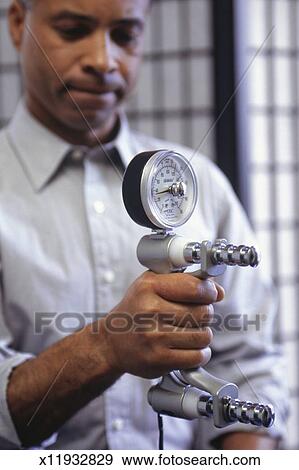 Arquivo Fotográficos - homem, segurando, dynamometer, em, <b>mão direita</b> - x11932829