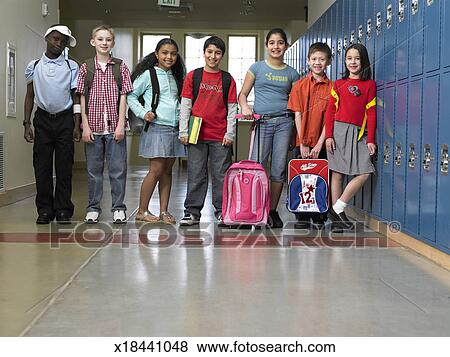 Images - Enfants, (8-10), Debout, Dans, école, Couloir, Portrait ...