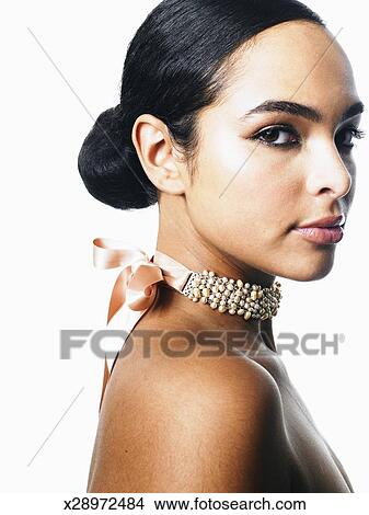 Banque de Photo - jeune femme, porter, eau douce, perle, foulard, portrait, vue côté - x28972484