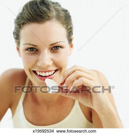 Banque de Photo - femme souriante, tenue, a, <b>pomme frite</b> - x19592534