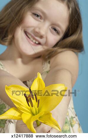 Menina jovem, segurando, grande, lírio amarelo, flor - x12417888