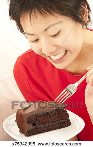 Archivio Immagini - donna, felicemente, mangiando cioccolato, torta - x75342995