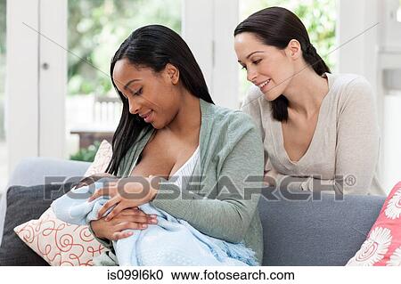 摄影图库 - 年轻妇女, 观看, 朋友, breastfeed, 她, 婴孩.