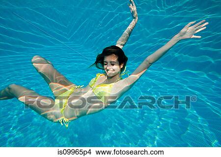 Colección de foto - mujer joven, el nadar bajo el agua, en, piscina