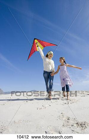 jeune fille nue sur la plage grand mere cochonne jeune fille nue sur la plage grand mere cochonne