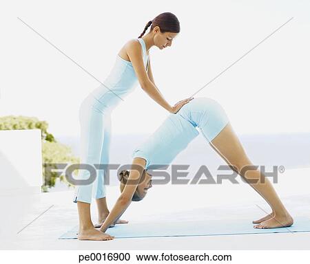Banco Imagenes Yoga | banco de fotograf 237 as mujeres hacer yoga pe0016900 Banco Imagenes Yoga | banco de fotograf 237 as mujeres hacer yoga pe0016900