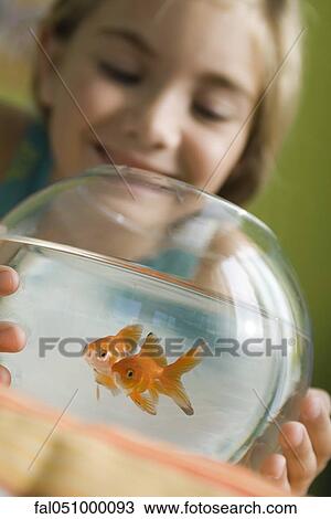 Ragazza, osservare, <b>pesce rosso</b>, nuotare, in, fishbowl - fal051000093
