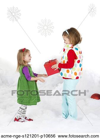 retrato, de, dos niñas, (18-23, meses, 6-7), con, regalo de navidad Ver Imagen agrandada.
