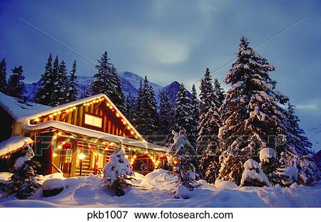 Foto cabaña, en, el, nieve, con, luces, por la noche, y, nieve ...