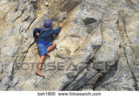 摄影图库 - 赤脚, 孩子, (age, 4), 攀登, 上, 岩石, 在, 沙美元