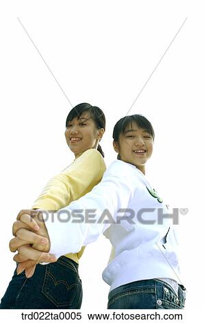 teenage-girls-holding-hands
