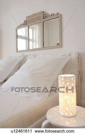 Stockfotografering soveværelse, hos, spejl, above, den, seng ...