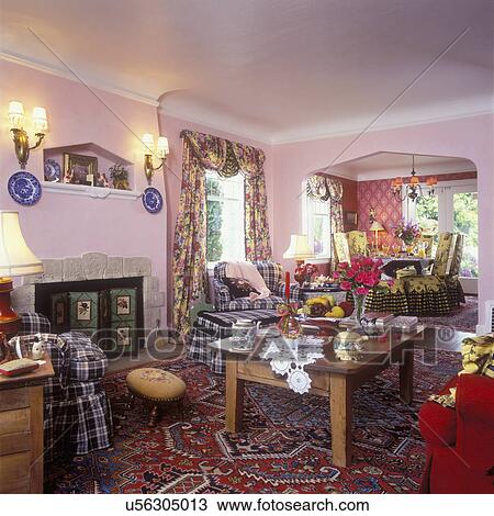 Stock foto wohnzimmer, , to, dass, fireplace., antiker, kiefer ... Wohnzimmer eine wand rot