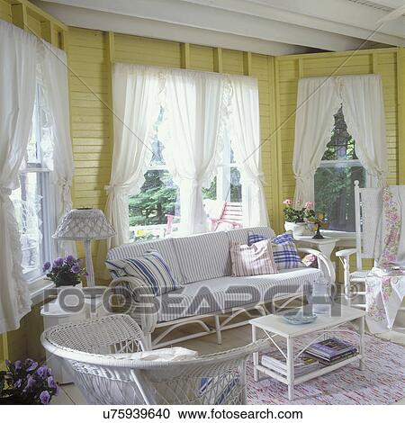 Stock fotografie wohnzimmer, :, hütte, stil, urlaub, rückzug ... Vorhänge wohnzimmer weiß