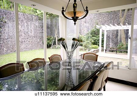 Stock afbeelding stoelen, flessen, po planten, tafels, eettafel ... Woonkamer planten tafel
