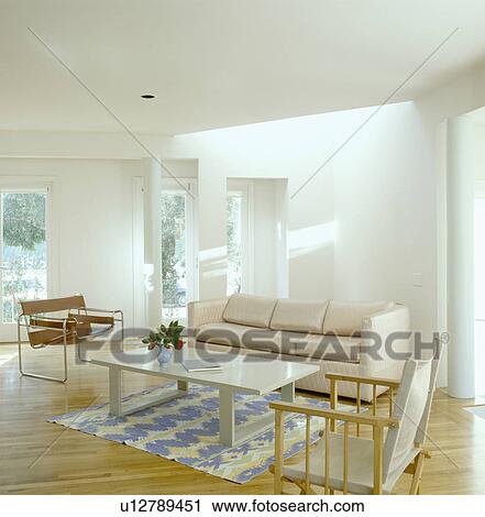 Stock fotografie creme, ledern sofa, und, marcel, breuer ... Wohnzimmer weiß blau