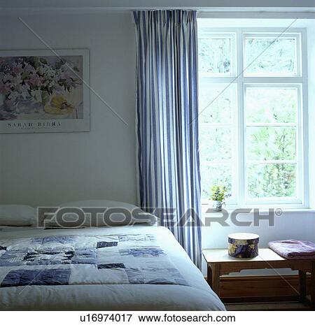 Bilde blue white, stripet, gardiner, og, vindu, inn, hytte ...