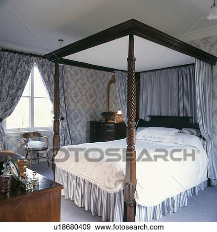 Stockfotografi blå, stribet, gardiner, og, valens, på, fire ...
