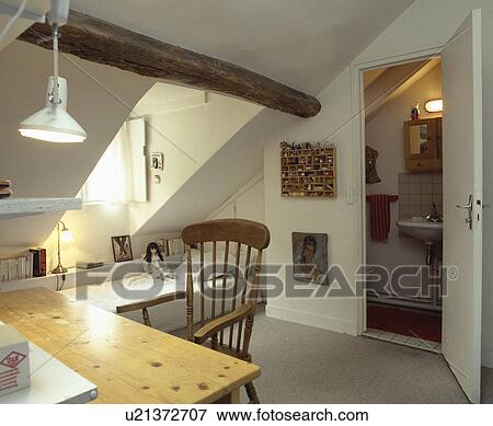 Bilde furu, tabell, og, stol, inn, hvit, loft, soverom, med ...