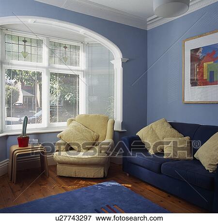 Bild creme, sessel, blau, sofa, in, pastell, blau, traditionelle ... Wohnzimmer gelb blau
