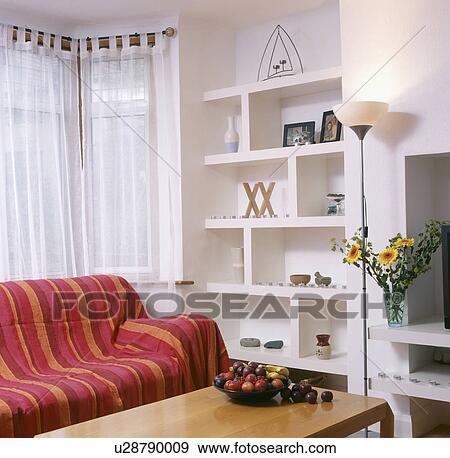 Stock fotografie gestreepte, rood, loosecover, op, sofa, in ... Gordijnen rood woonkamer