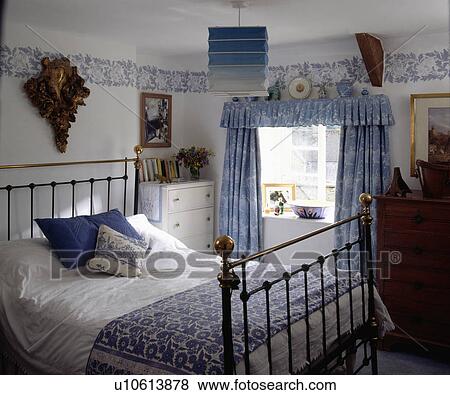 Bilder antikk messing, seng, og, blue white, floral, gardiner ...