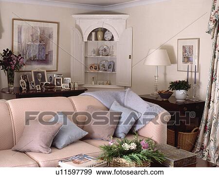 Stock fotograf weiÃ, ecke, geschirrschrank, in, hütte ... Wohnzimmer creme weiß