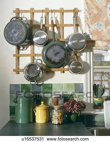 Stock fotografie saucepans, op, houten, rek, boven, groene ...