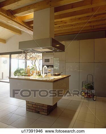 Archivio di immagini extracor, ventilatore, sopra, isola, unità ... Cucina con mattonelle