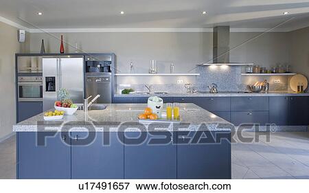 Beeld hippe, blauwe, keuken, met, eiland, eenheid, en, bleek ...