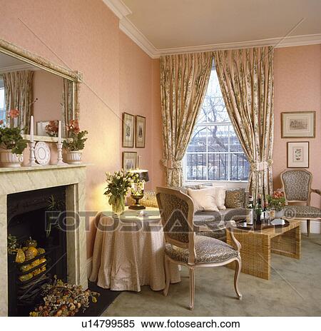 Stock afbeelding patterned, gordijnen, in, traditionele, roze ... Roze woonkamer gordijnen