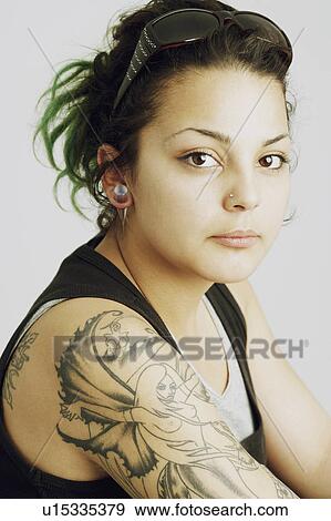 Archivio fotografico - donna, moda, tatuaggio, portrait arte, giovane, braccio, 18-19 - u15335379