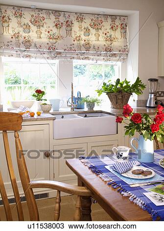 Stock foto blumen , blenden, auf, fenster, oben, belfast, sinken ...