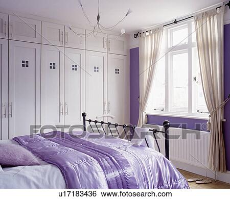Arkivbilder lilla, silke, quilt, på seng, på, moderne, soverom ...