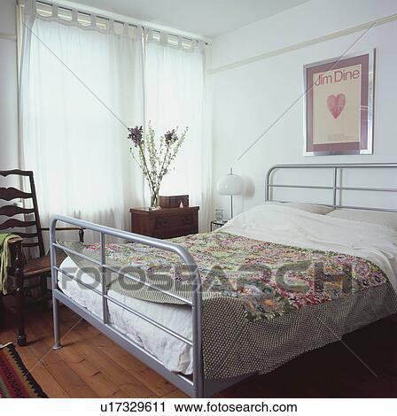 Arkivfotografi floral, bedcover, på, metall, seng, inn, moderne ...
