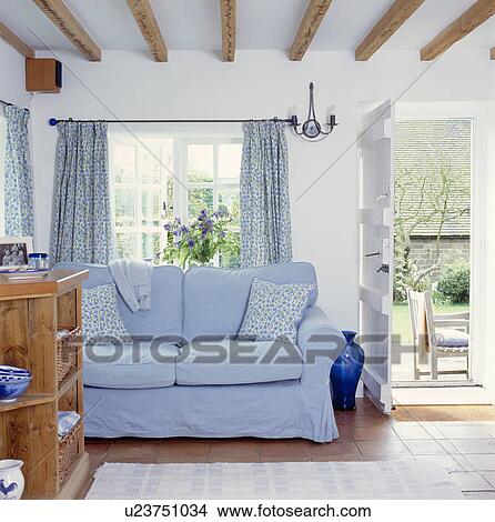 Stock foto blau, loosecover, auf, sofa, vor, fenster, in, weià ... Wohnzimmer weiß blau